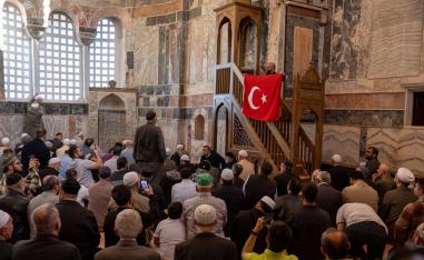أنصار أردوغان يرون أنه حق الشعب التركي استخدام شورا مسجدا