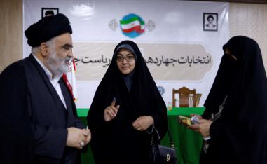 الإيرانيون يريدون تحسين أوضاعهم المعيشية والاجتماعية