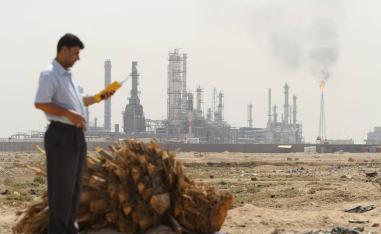 مهندس عراقي يجري قراءات مستويات التلوث بالقرب من مصفى الشعيبة في البصرة جنوب العراق