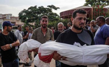 Mourners carry the bodies of members of the Qadih family to a burial ground in Khuzaa in the southern Gaza Strip