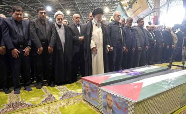 المرشد الأعلى علي خامنئي يصلي على جنازة إسماعيل هنية ومرافقه