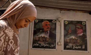 صور ليحيى السنوار وأبو عبيدة في مخيم للاجئين في لبنان