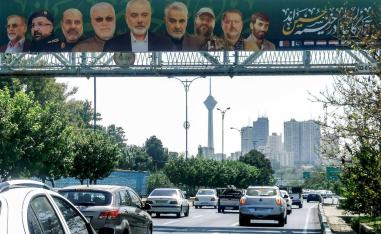 صور على طريق سريع في طهران لقادة فلسطينيين وعراقيين ولبنانيين وإيرانيين اغتالتهم إسرائيل والولايات المتحدة
