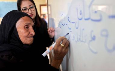 عجوز مصرية في درس من دروس محو الأمية في ريف محافظة المنوفية