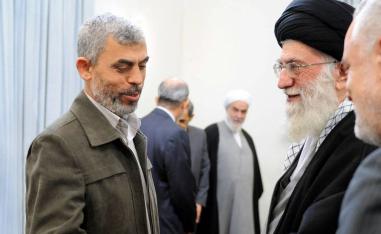 المرشد الأعلى علي خامنئي يستقبل رئيس حركة حماس يحيى السنوار (2012)