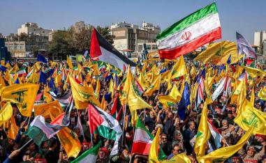 تشييع قائد في الحرس الثوري قتل في لبنان