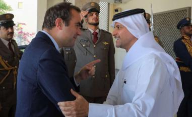 وزير الجيوش الفرنسي يناقش مع نظرائه في الخليج سبل وقف الحرب على لبنان  
