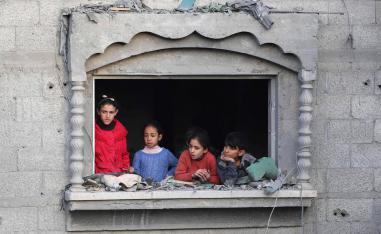 أطفال فلسطينيون في مخيم النصيرات في غزة