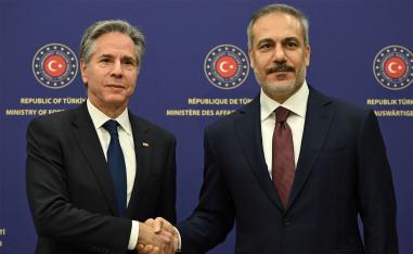 Blinken shakes the hand of Fidan