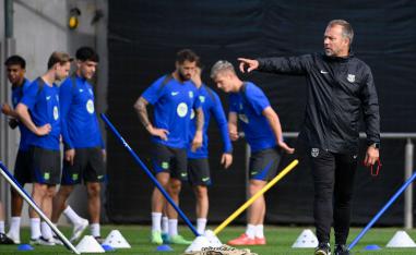المدرب الألماني لبرشلونة هانزي فليك 