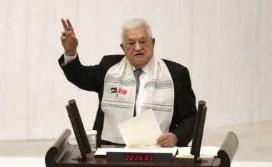 العجز المالي يدفع عباس إلى حلول مؤلمة 