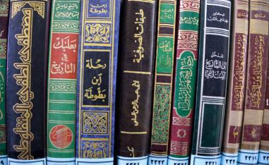 أرفف في مكتبة جامعة الموصل العامة