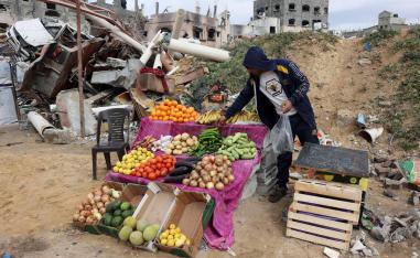 فلسطيني يبيع خضروات في مخيم جباليا شمال غزة