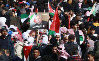 حشود أردنية تؤيد موقف الملك عبدالله أمام الضغط الأميركي