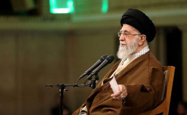 خامنئي يسير عكس خط التهدئة وحراك دبلوماسي للتفاوض مع واشنطن