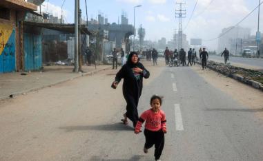 طفلة فلسطينية وأمها تفران من منطقة القصف الإسرائيلي في مخيم النصيرات وسط غزة