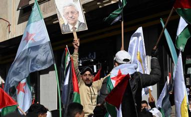 فلسطينيون يرفعون صورة لعباس أمام السفارة الفلسطينية في دمشق