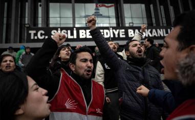 Supporters and municipality workers hold a rally in support of Istanbul mayor following his detention over a corruption probe outside Sisli municipality HQ in Istanbul