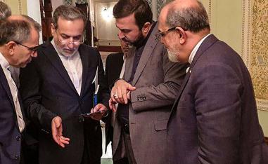 اجتماع وزير الخارجية الإيراني عباس عراقجي مع مساعديه في مسقط