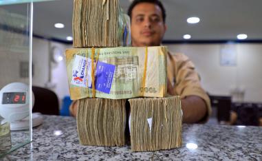 العملة اليمنية تفقد 90 في المائة من قيمتها منذ 2014