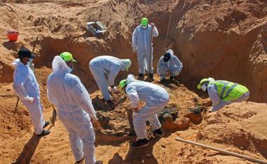 المقابر الجماعية في ليبيا تقف شاهدة على الفظاعات