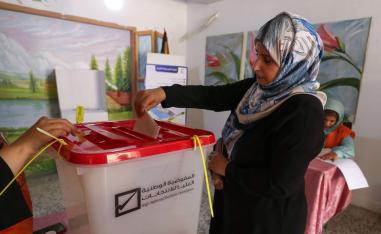 امال الليبيين معلقة على انتخابات لا تبدو قريبة