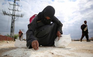 الجوع يدفع الغزيين إلى المغامرة بأرواحهم 