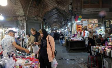 التضخم ينسف المقدرة الشرائية للإيرانيين 