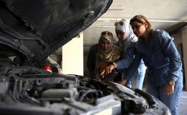 أدوار جديدة للمرأة المعاصرة تفرض تغير وجهات النظر