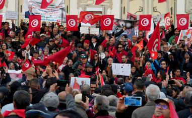 شارع الحبيب بورقيبة بالعاصمة يحتضن احتفالات التونسيين بعيد الثورة 
