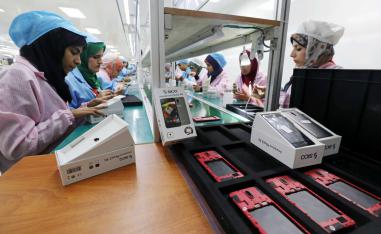 lzv تريد تشجيع الصناعة المحلية وجذب شركات عالمية لتوطين صناعة المحمول