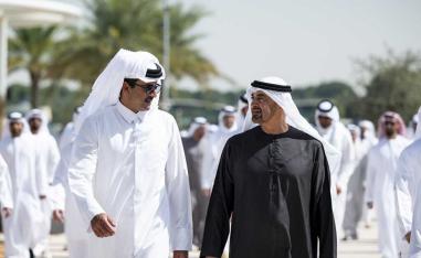 التنسيق بين أبوظبي والدوحة يمثل صمام أمان في منطقة تعج بالتوترات