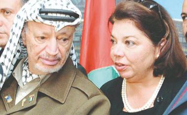 ليلى شهيد رفقة الزعيم الراحل عرفات 