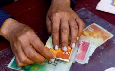 عملات مهترئة وقلوب متعبة