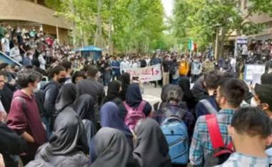Iranian students protesting