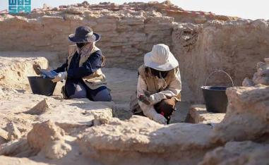 An Abbasid coin among the finds points to medieval Islamic activity in the Eastern Province