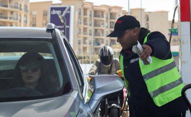 زيادة تلو الأخرى في أسعار المحرقات تفاقم متاعب المصريين