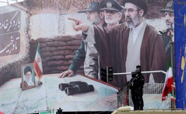 ايران تشدد قبضتها على الداخل 