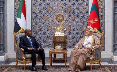 لقاء هيثم بن طارق سلطان  عمان بقائد الجيش السوداني