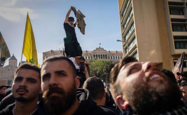 أنصار حزب الله يتظاهرون في مرحلة دقيقة