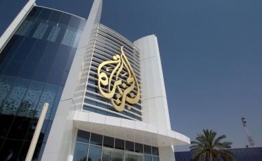 داخل الجزيرة، لا يظهر الخط التحريري ككتلة صلبة، بل كحقل توتر مستمر 