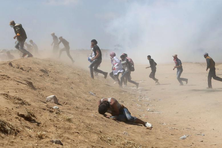 متظاهرون فلسطينيون عند الحدود بين غزة وإسرائيل