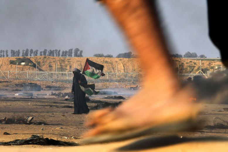 متظاهرة فلسطينية على الحدود بين غزة وإسرائيل