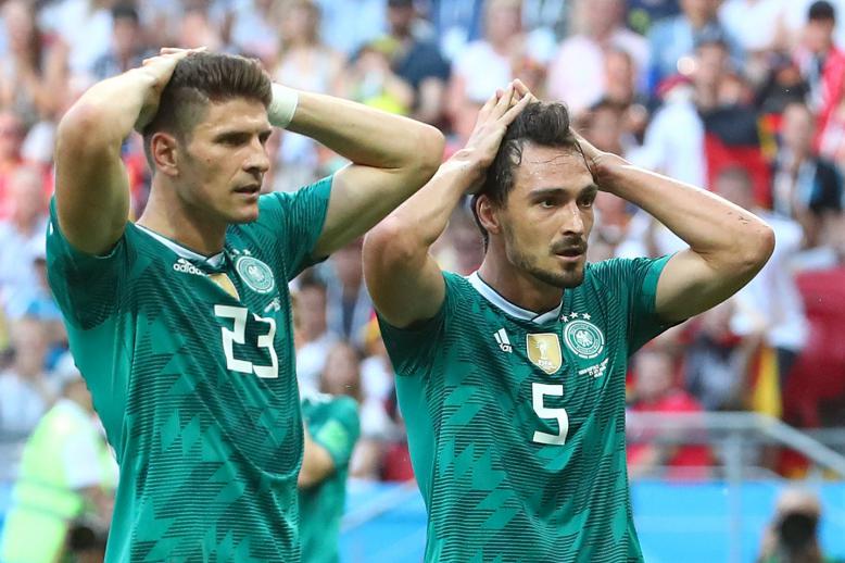 هوملز مدافع المانيا خلال مباراة فريقه أمام كوريا
