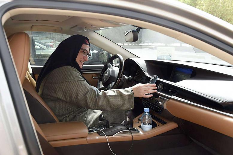 ريم الفرات السعودية الجنسية هي موظفة في شركة "كريم"  تستعد لتلبية طلب زابون باستخدام سيارتها في العاصمة السعودية الرياض