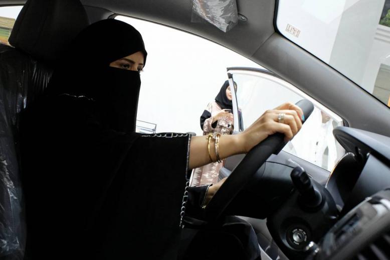 السعوديات يقدن السيارات