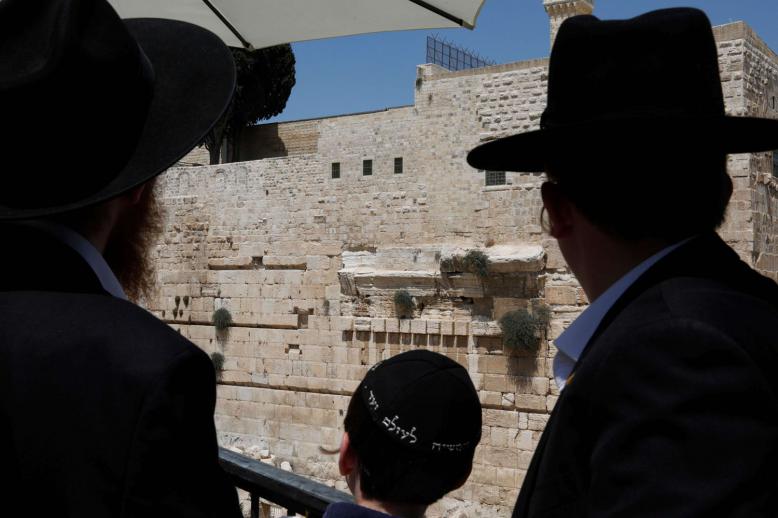 يهود ينظرون على حائط المبكى في القدس