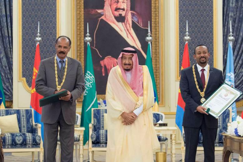 الملك سلمان يتوسط الرئيس الاريتري اسياس افورقي ورئيس الوزراء الاثيوبي آبي احمد علي