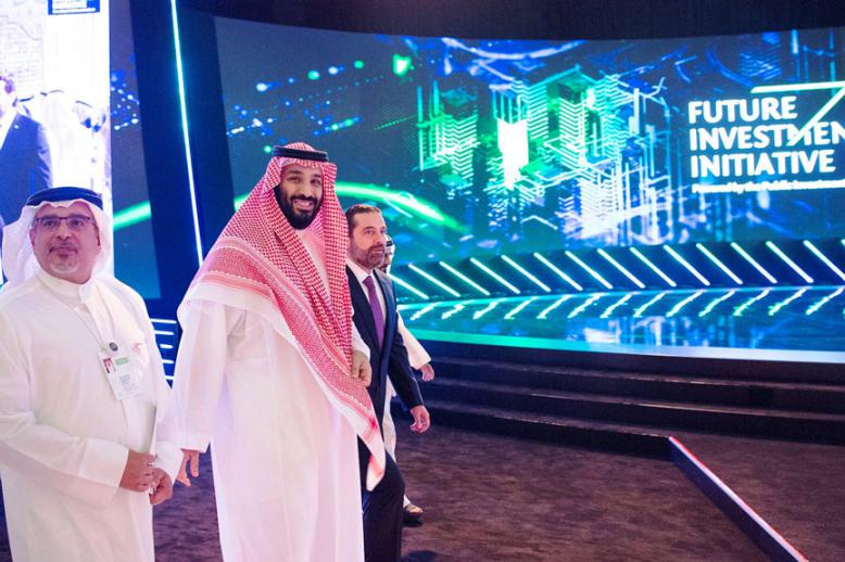 ولي العهد السعودي الأمير محمد بن سلمان يرافقه رئيس الوزراء اللبناني سعد الحريري في اليوم الثاني للمؤتمر