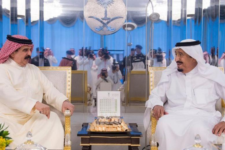 العاهل السعودي الملك سلمان بن عبدالعزيز في لقاء سابق مع عاهل البحرين الملك حمد بن عيسى